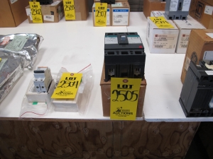 BREAKER, CIRCUIT TYPE, 30 AMP RATING, 480 AC VOLT RATING, 2 POLE, THERMAL MAGNETIC KIND. 3 WIRE, AMBIENT COMPENSATED MOLDED CASE CONSTRUCTION. PART # DD188C8966P307 (W-44) LOADING & HANDLING FEE $5-